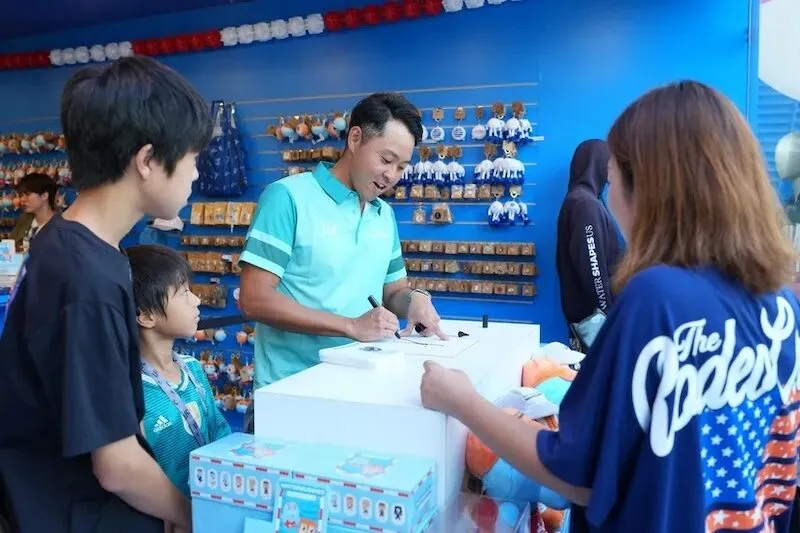ký tặng và trò chuyện cùng cổ động viên