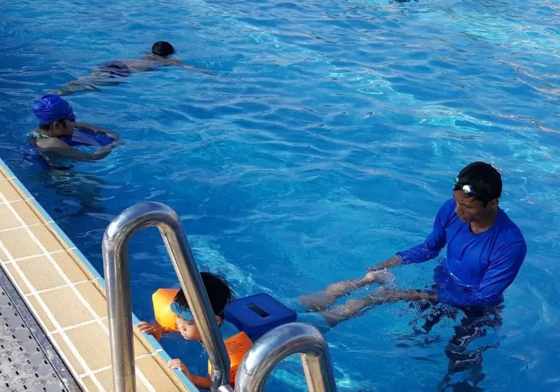 học bơi ở hồ bơi tây thạnh